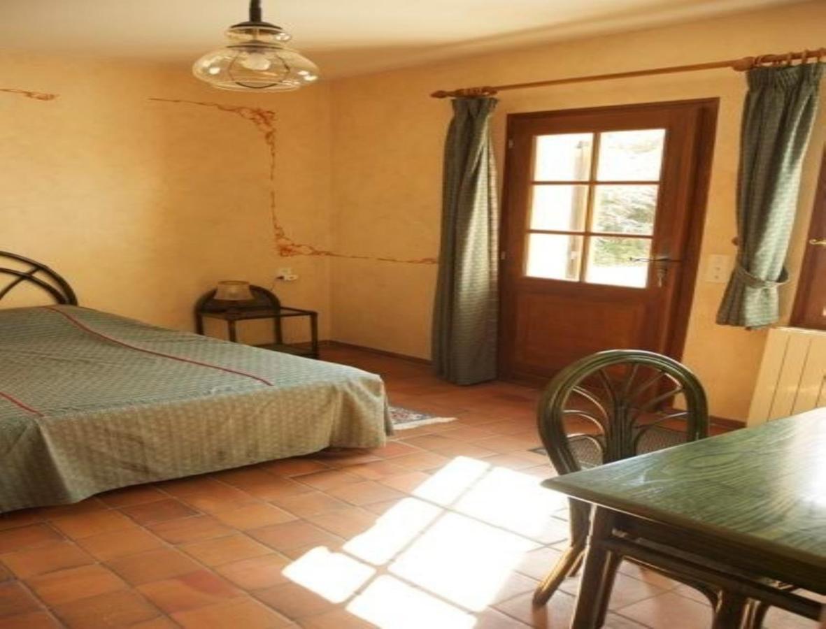 Chambres d'Hôtes Les Pierries Vézannes Chambre photo